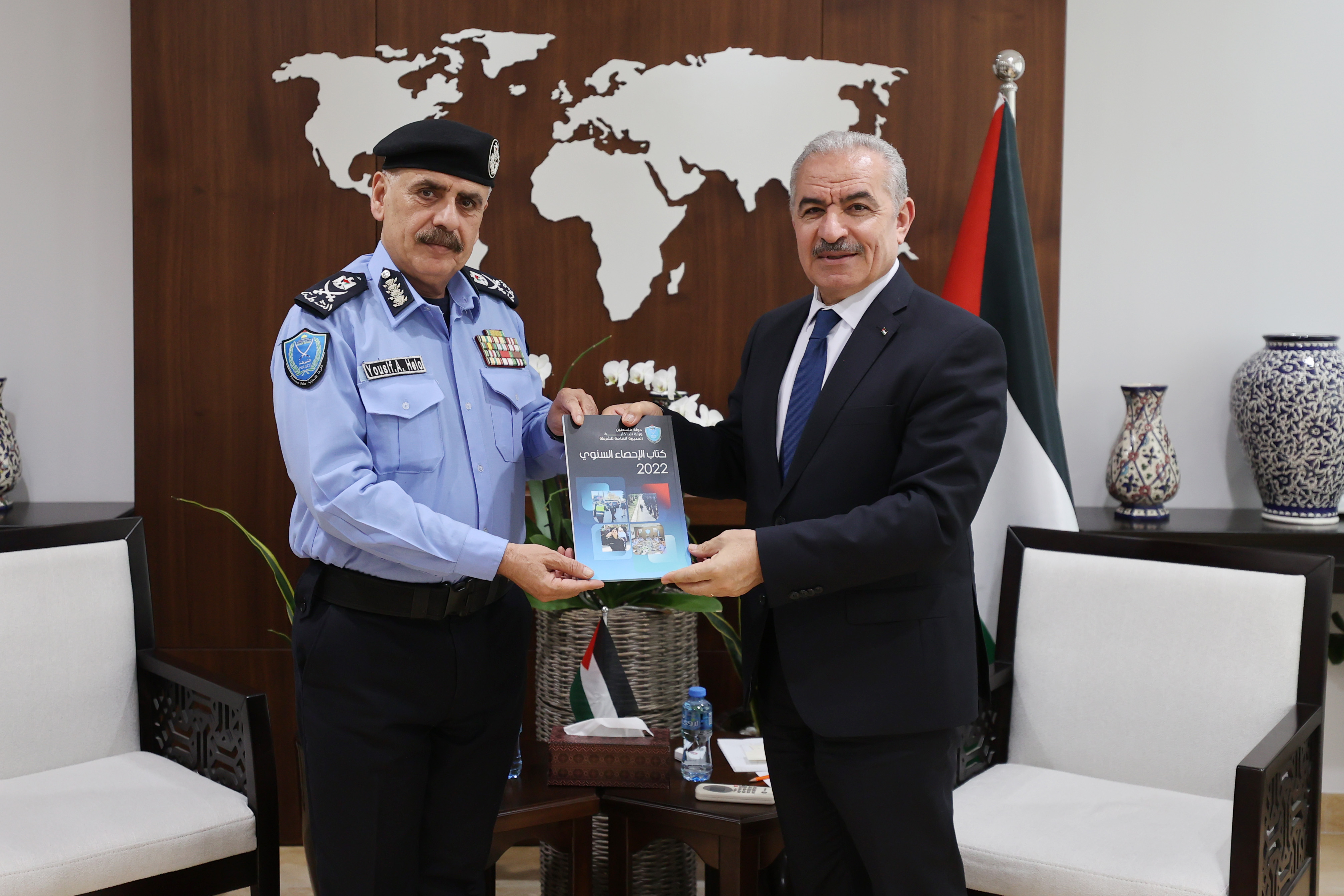 اشتية يتسلم التقرير السنوي لجهاز الشرطة.